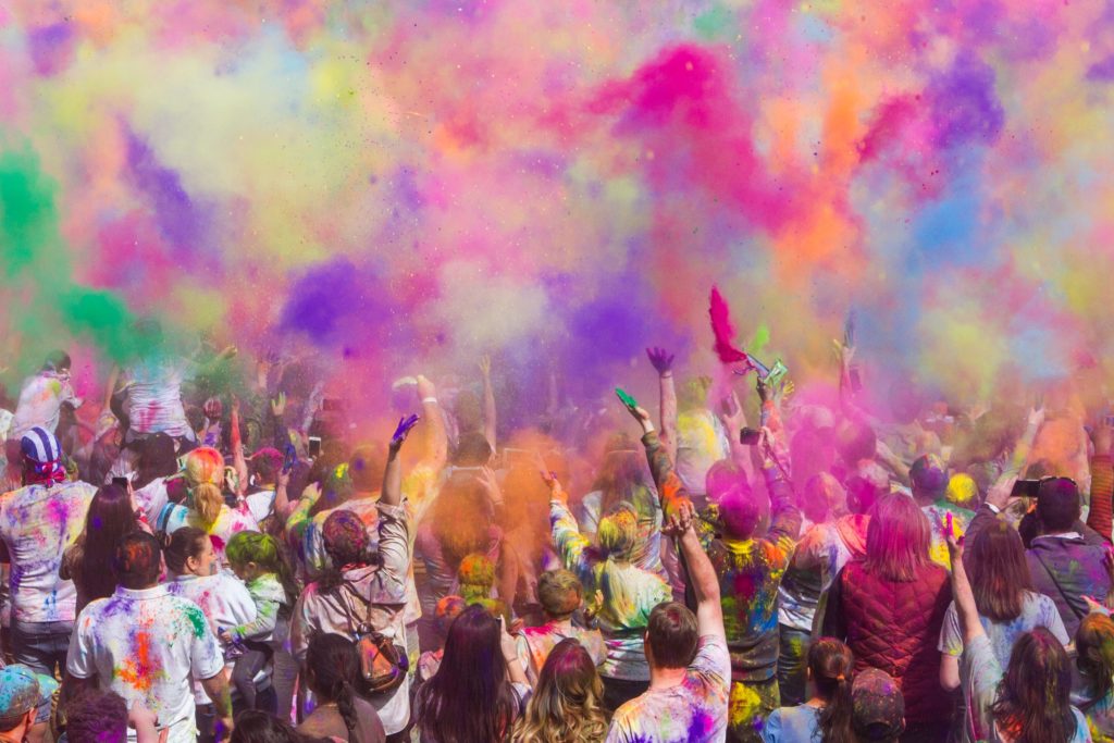 Festivalsdeltager kaster med farver